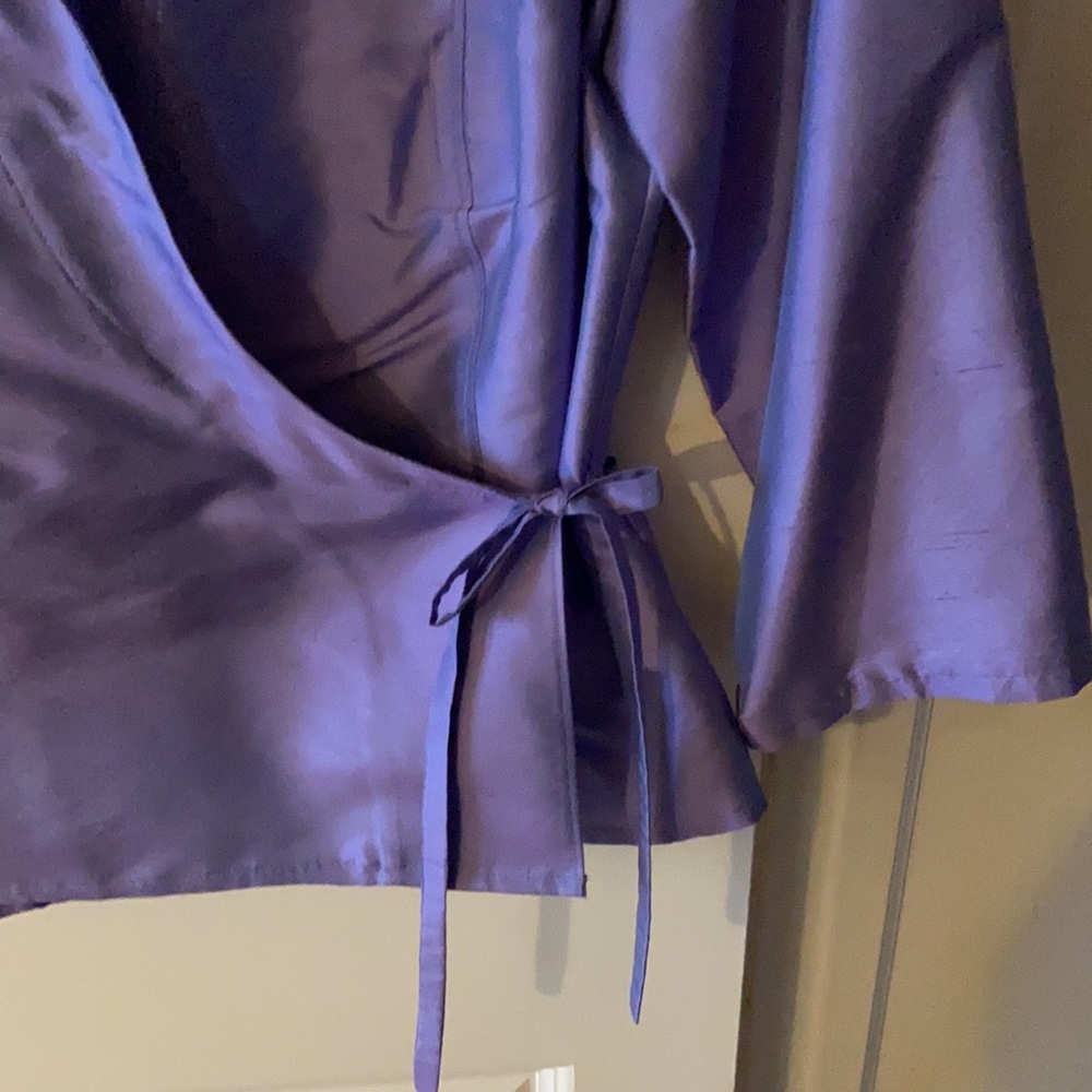 Excellent condition and beautiful color spring top. Size 6. 100% silk. - Picture 2 of 4